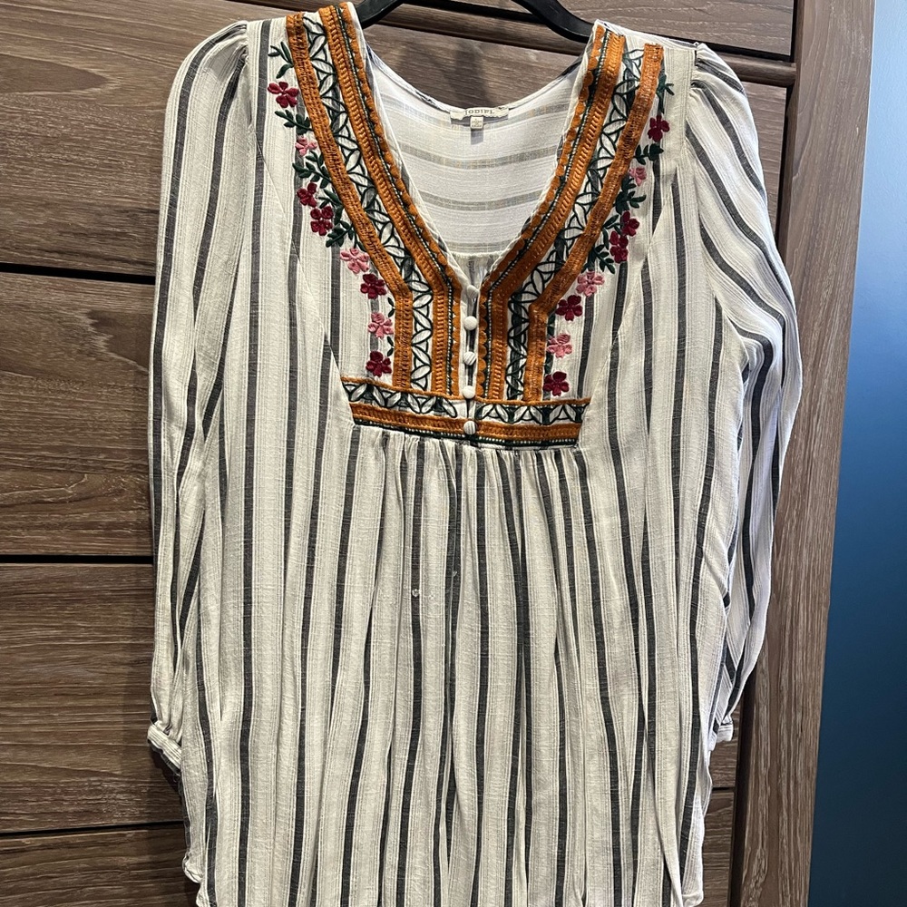 Beautiful flowy shirt